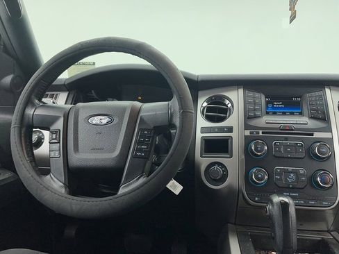 Used 2017 Ford Expedition XLT image 3