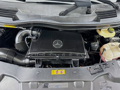 Used 2018 Mercedes-Benz Metris Passenger image 27