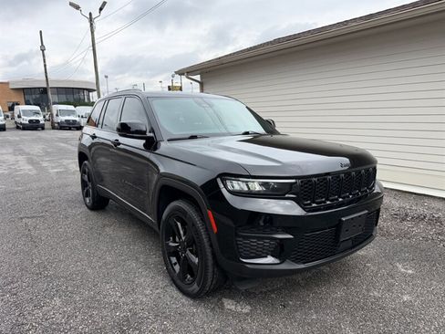 Used 2023 Jeep Grand Cherokee Altitude AWD/4WD image 4