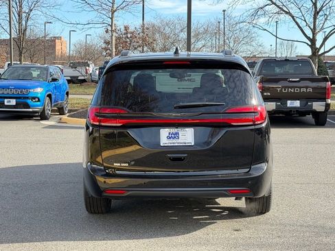 New 2026 Chrysler Pacifica Select image 8