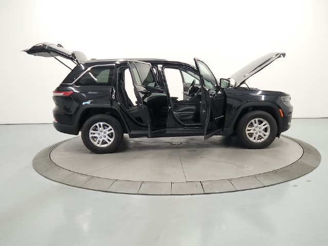 Used 2024 Jeep Grand Cherokee Laredo RWD image 35