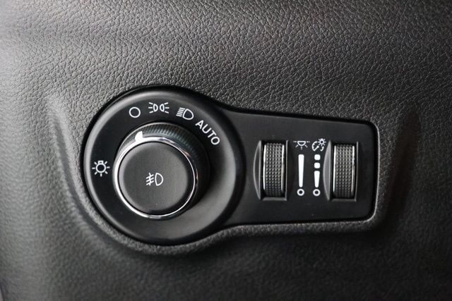 Used 2025 Jeep Compass Latitude w/ Sun & Sound Group AWD/4WD image 20