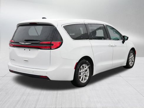 Used 2024 Chrysler Pacifica Touring-L image 7