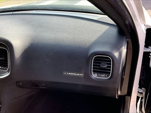 Used 2022 Dodge Charger SXT RWD image 16