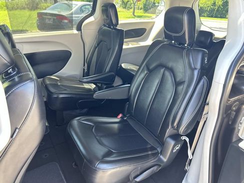 Used 2023 Chrysler Pacifica Touring-L FWD image 26