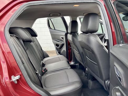 Used 2022 Chevrolet Trax LT w/ LT Convenience Package AWD/4WD image 9