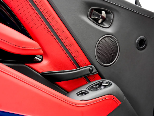 Used 2022 Aston Martin V8 Vantage Roadster RWD image 8