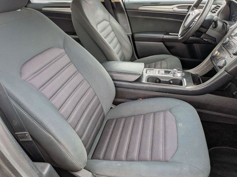Used 2017 Ford Fusion SE FWD image 33
