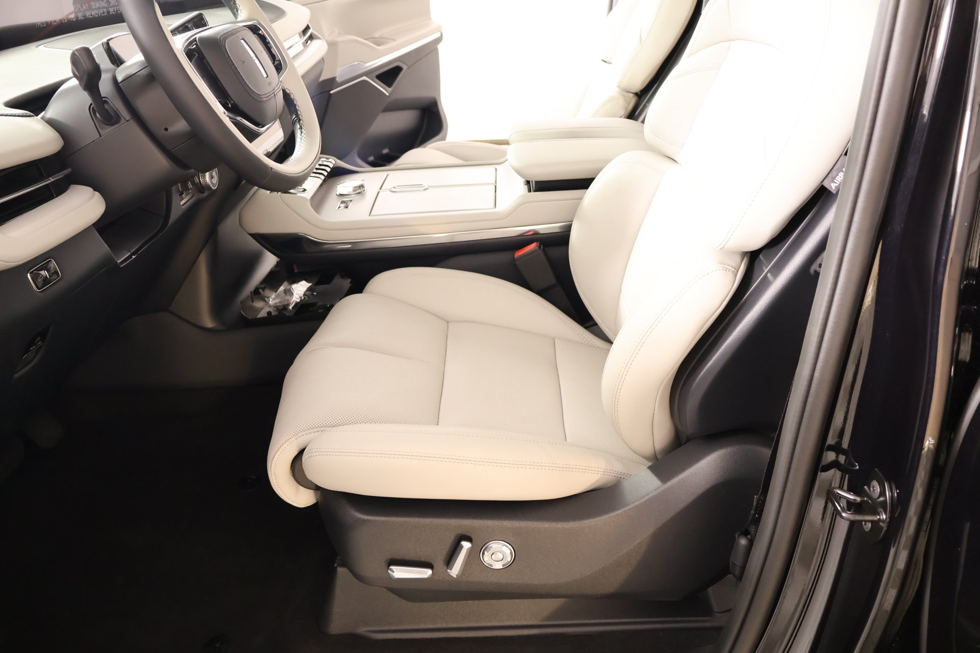 New 2026 Lincoln Navigator Premiere AWD/4WD image 12