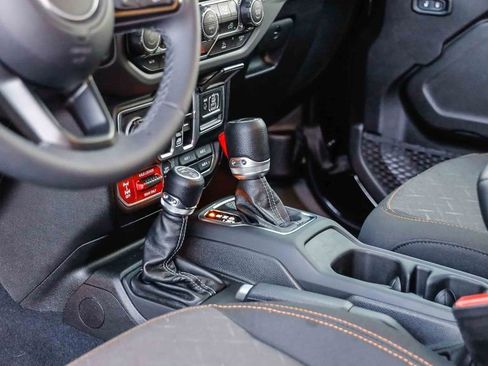 Used 2025 Jeep Gladiator Mojave AWD/4WD image 24