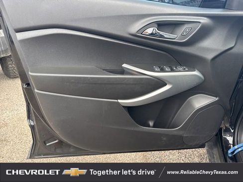 Used 2025 Chevrolet Trax RS w/ Sunroof Package image 18