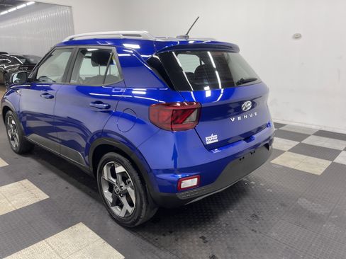 Used 2023 Hyundai Venue Limited image 2