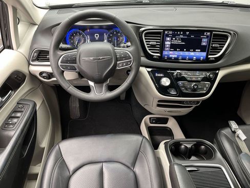 Used 2024 Chrysler Pacifica Touring-L FWD image 13
