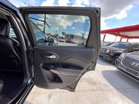 Used 2019 Jeep Cherokee Latitude Plus AWD/4WD image 14