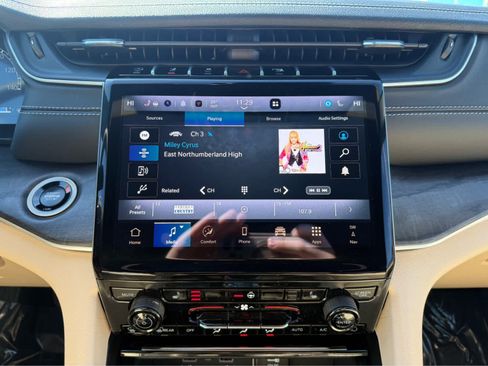 Used 2025 Jeep Grand Cherokee Limited image 17