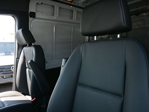 Used 2025 Mercedes-Benz Sprinter 2500 image 5