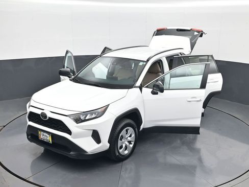 Used 2020 Toyota RAV4 LE FWD image 30