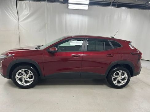 Used 2024 Chevrolet Trax LS w/ LS Convenience Package FWD image 8