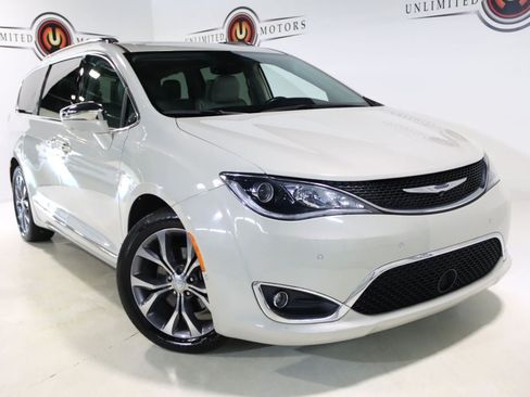 Used 2019 Chrysler Pacifica Limited w/ Tire & Wheel Group FWD image 7
