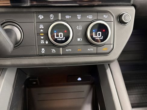 New 2026 Land Rover Defender 130 X-Dynamic SE AWD/4WD image 31