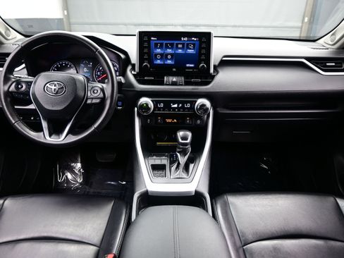 Used 2020 Toyota RAV4 XLE Premium FWD image 16