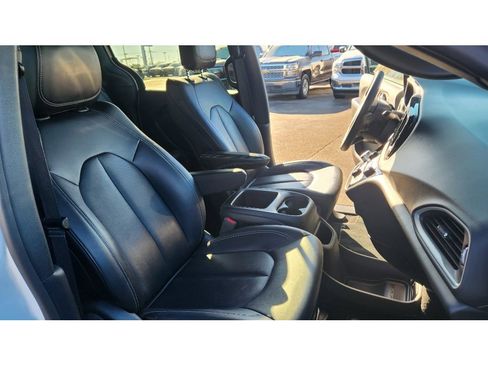 Used 2025 Chrysler Pacifica Select FWD image 20