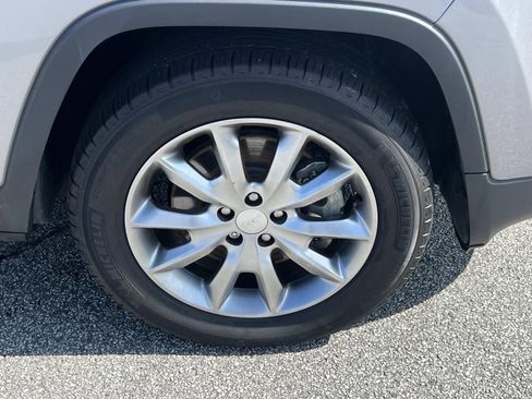 Used 2018 Jeep Cherokee Limited w/ Luxury Group image 12