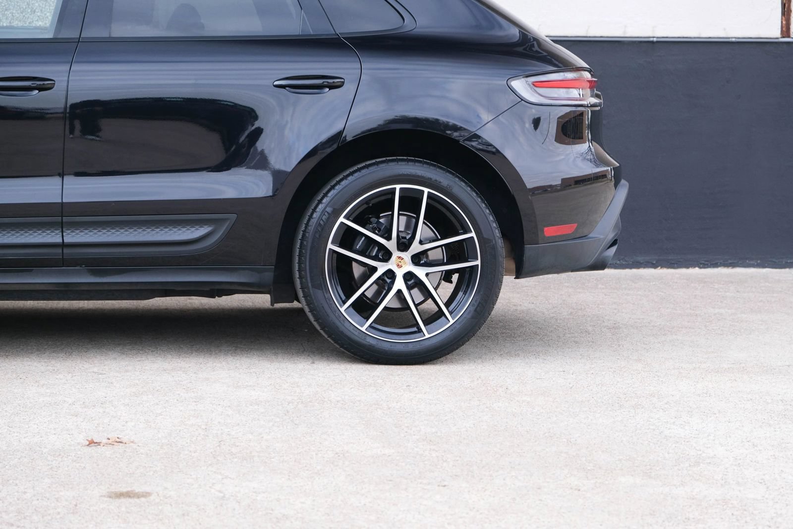 Used 2022 Porsche Macan w/ Premium Package Plus AWD/4WD image 10