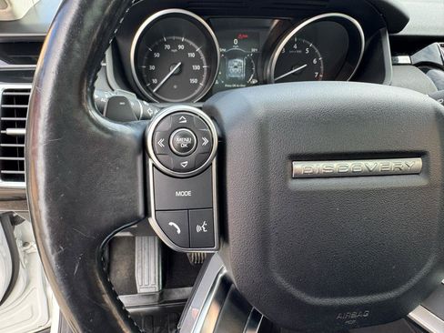 Used 2017 Land Rover Discovery SE image 29