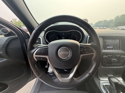 Used 2020 Jeep Grand Cherokee Laredo w/ Security & Convenience Group AWD/4WD image 13