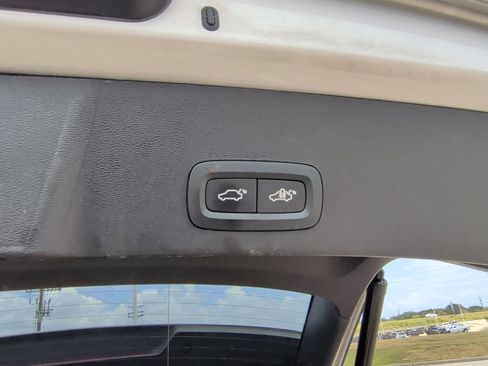 Used 2025 Volvo XC40 B5 Plus AWD/4WD image 39