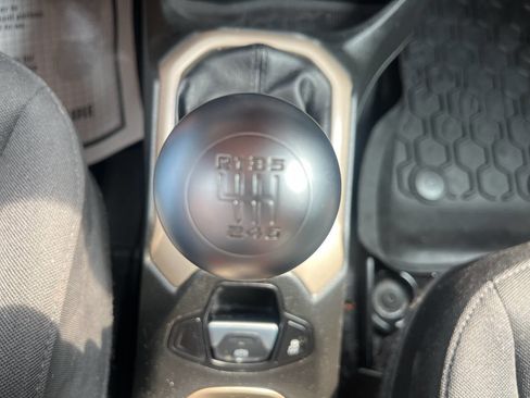Used 2015 Jeep Renegade Latitude AWD/4WD image 29
