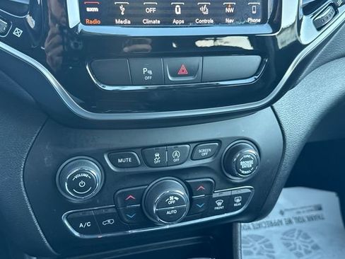 Used 2019 Jeep Cherokee Limited image 11