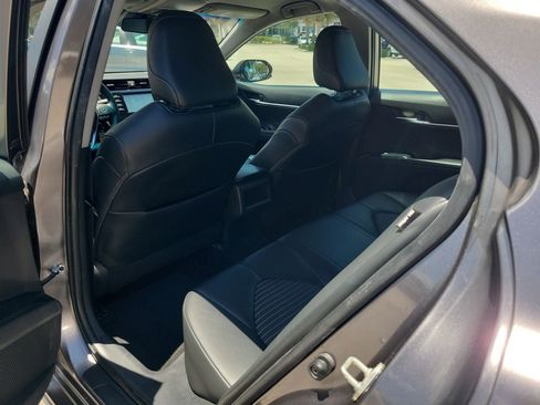 Used 2020 Toyota Camry SE FWD image 9