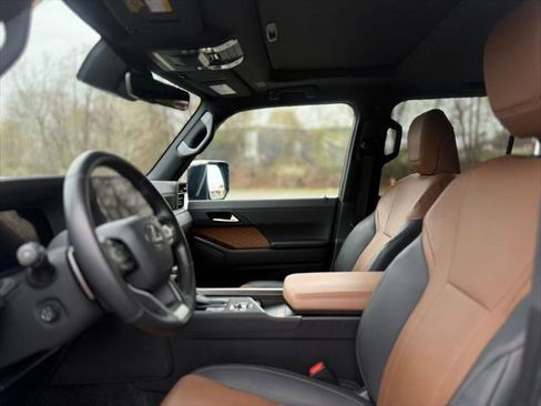 Used 2024 Lexus GX 550 w/ Accessory Package (Z1) AWD/4WD image 15