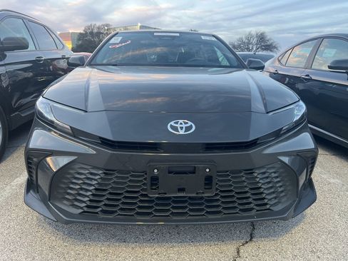 Used 2025 Toyota Camry SE image 2