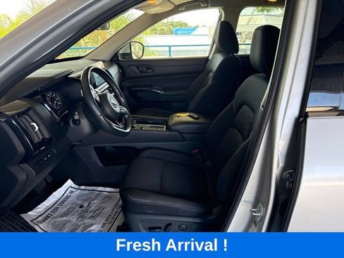 Used 2025 Nissan Pathfinder SV FWD image 2