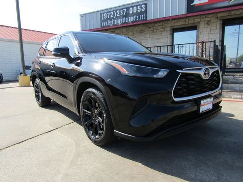 Used 2022 Toyota Highlander L FWD image 6
