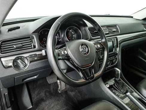 Used 2018 Volkswagen Passat 2.0T SE FWD image 4