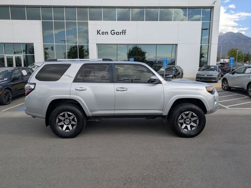 Used 2018 Toyota 4Runner TRD Off-Road AWD/4WD image 2