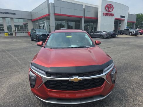 Used 2024 Chevrolet Trax LT w/ Driver Confidence Package FWD image 2