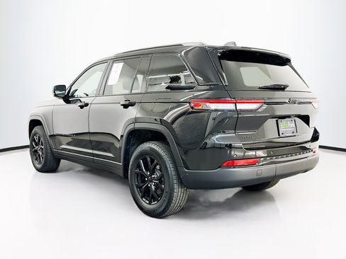 Used 2025 Jeep Grand Cherokee Altitude image 5