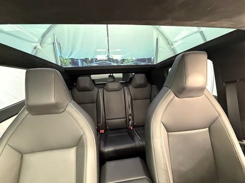 Used 2024 Tesla Cybertruck AWD Crew Cab image 32