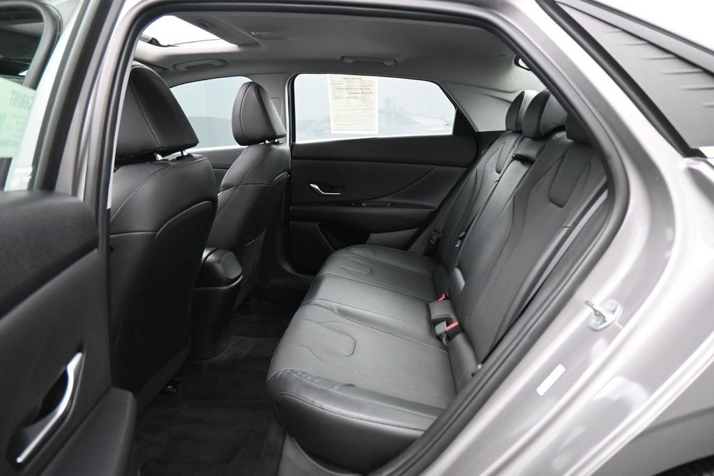Used 2022 Hyundai Elantra Limited FWD image 18