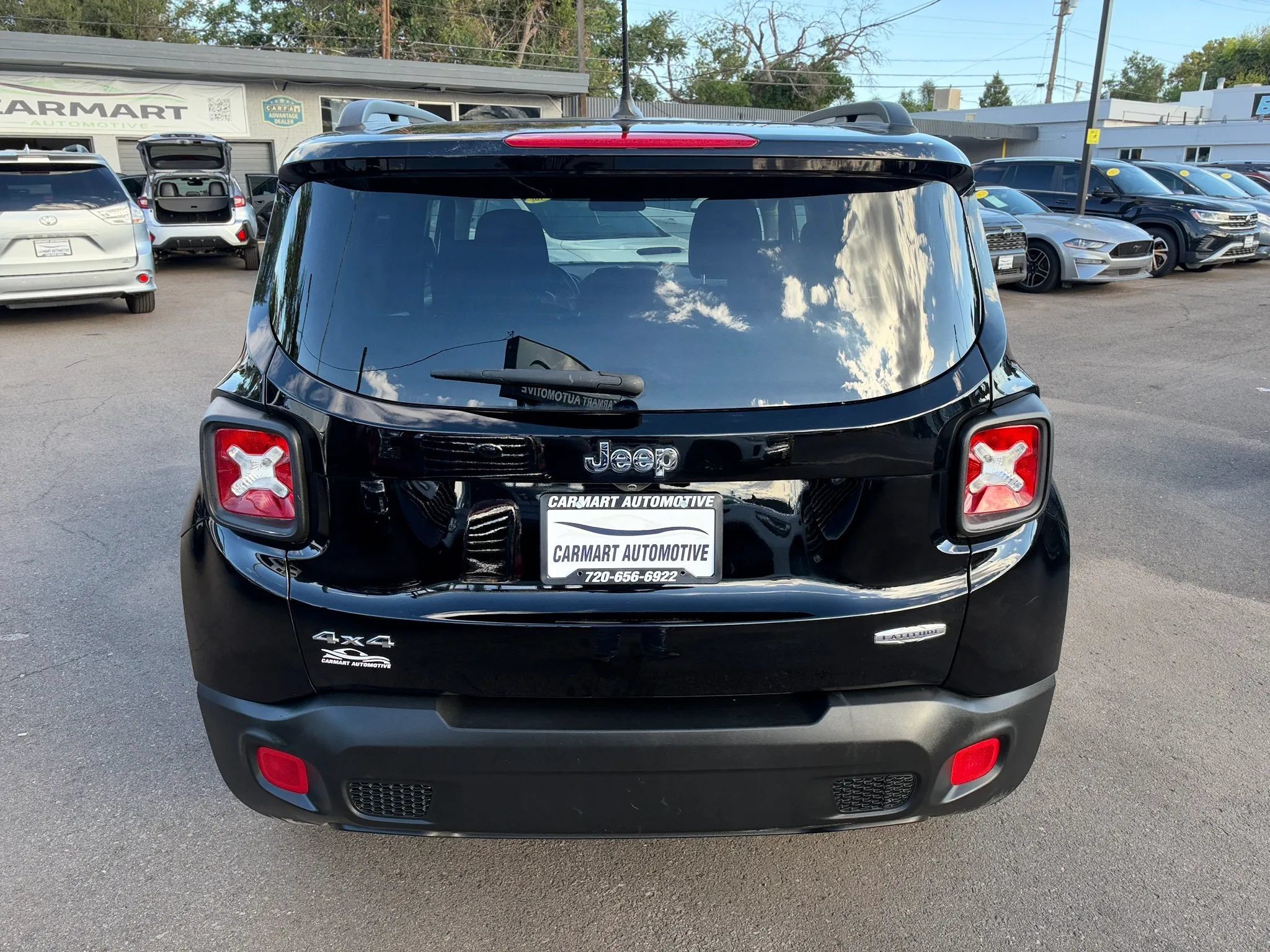 Used 2015 Jeep Renegade Latitude w/ Cold Weather Group II AWD/4WD image 8