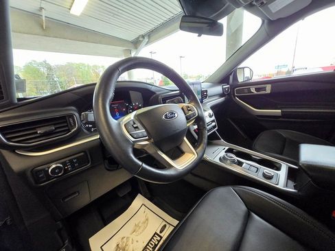 Used 2022 Ford Explorer XLT w/ Equipment Group 202A image 10