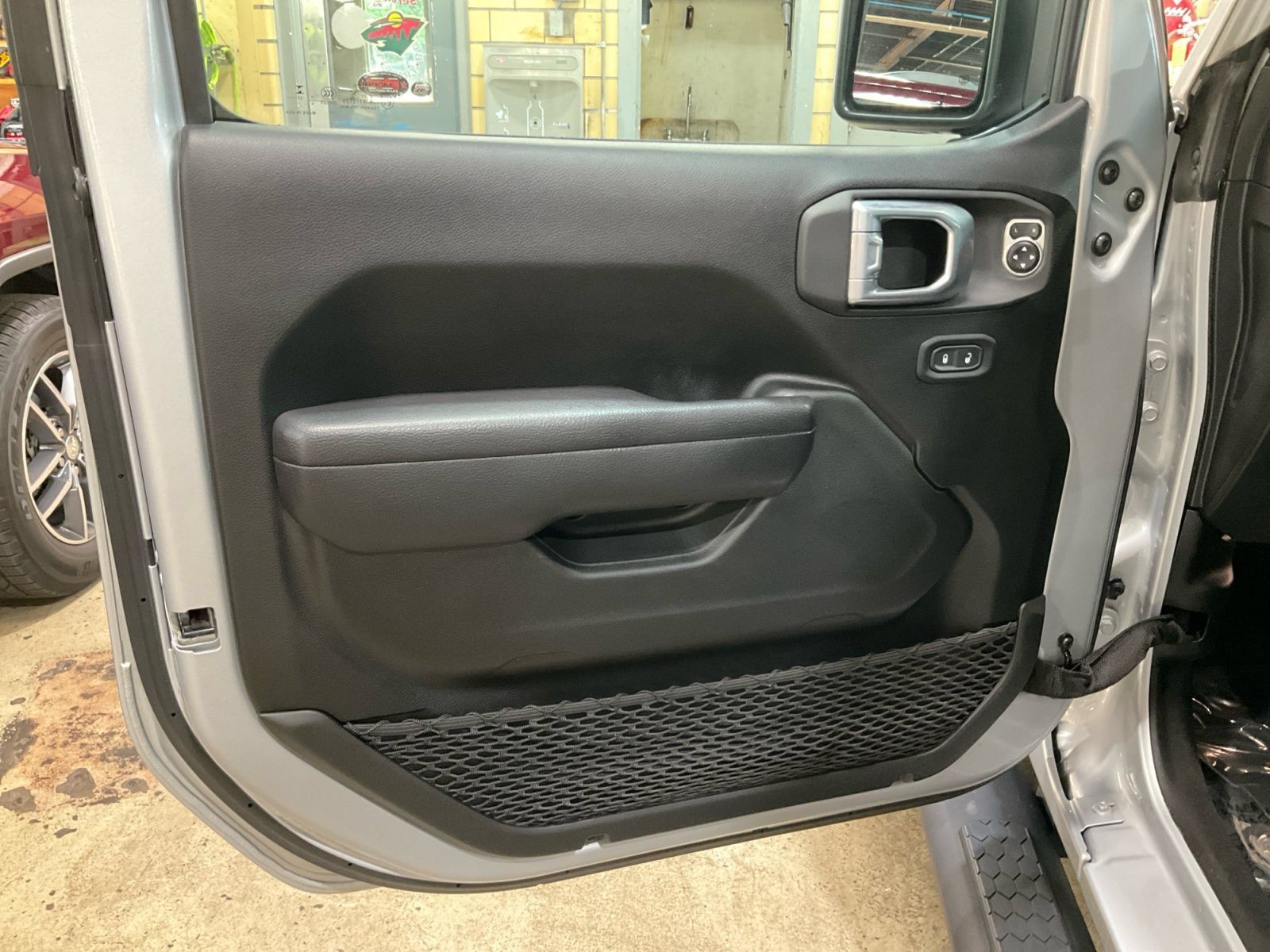 Used 2024 Jeep Wrangler Unlimited Sport AWD/4WD image 19