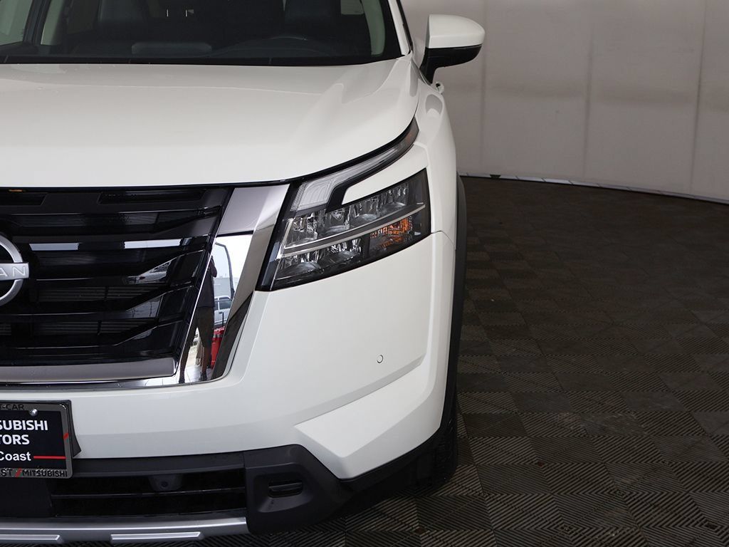 Used 2024 Nissan Pathfinder SL AWD/4WD image 16