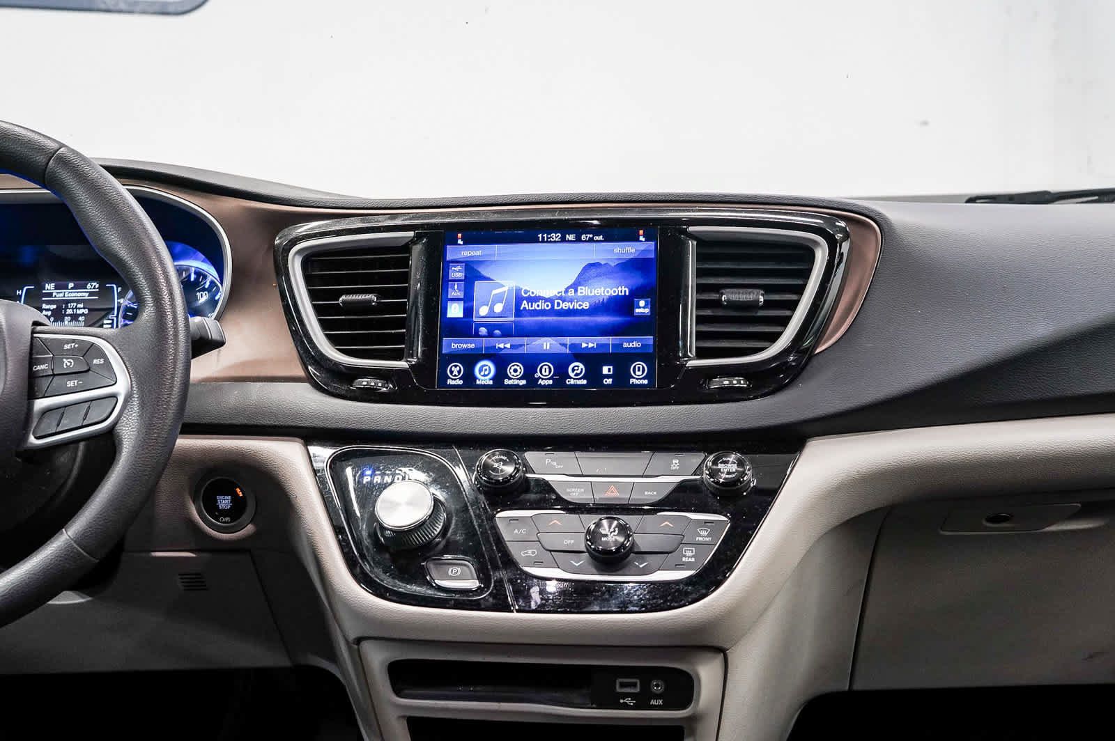 Used 2017 Chrysler Pacifica Touring FWD image 13