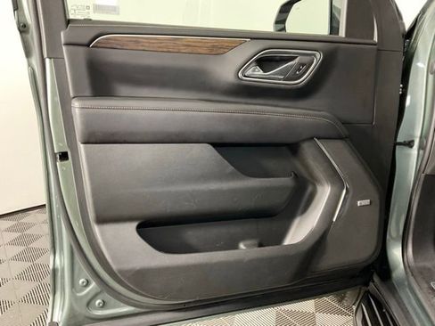 Used 2023 Chevrolet Suburban Premier image 12